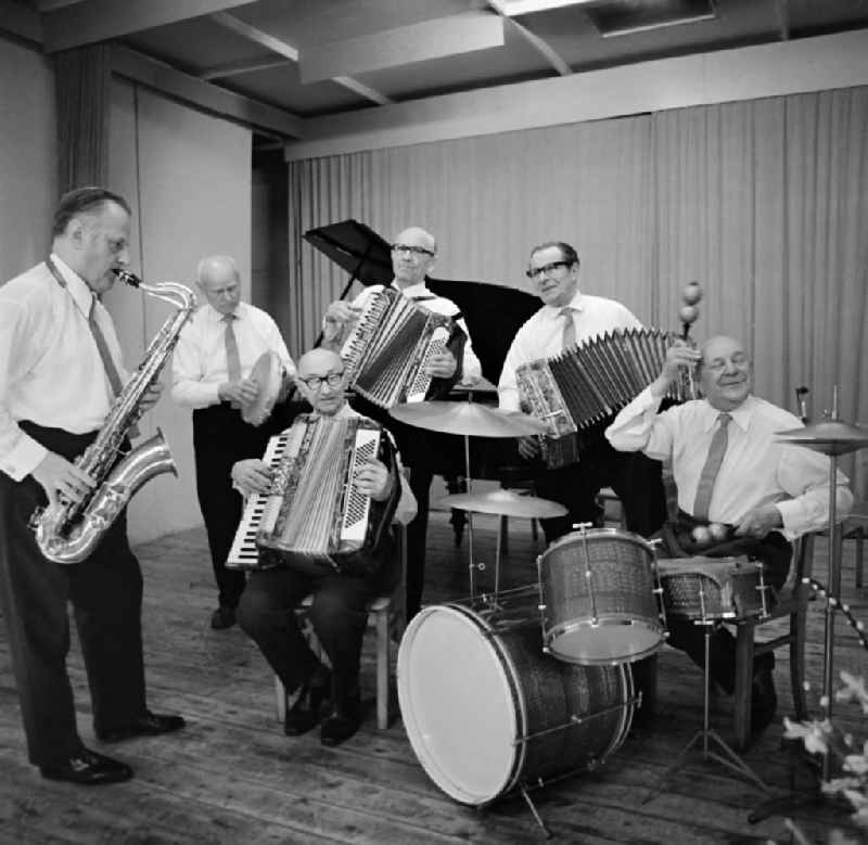 Musicians during their rehearsal in the Andersen-Nexoe home in Leipzig in the state Saxony on the territory of the former GDR, German Democratic Republic