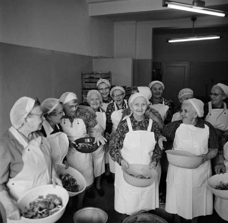 Senior citizens are peeling potatoes in a kitchen in the Andersen-Nexoe-Heim in Leipzig in the federal state of Saxony on the territory of the former GDR, German Democratic Republic