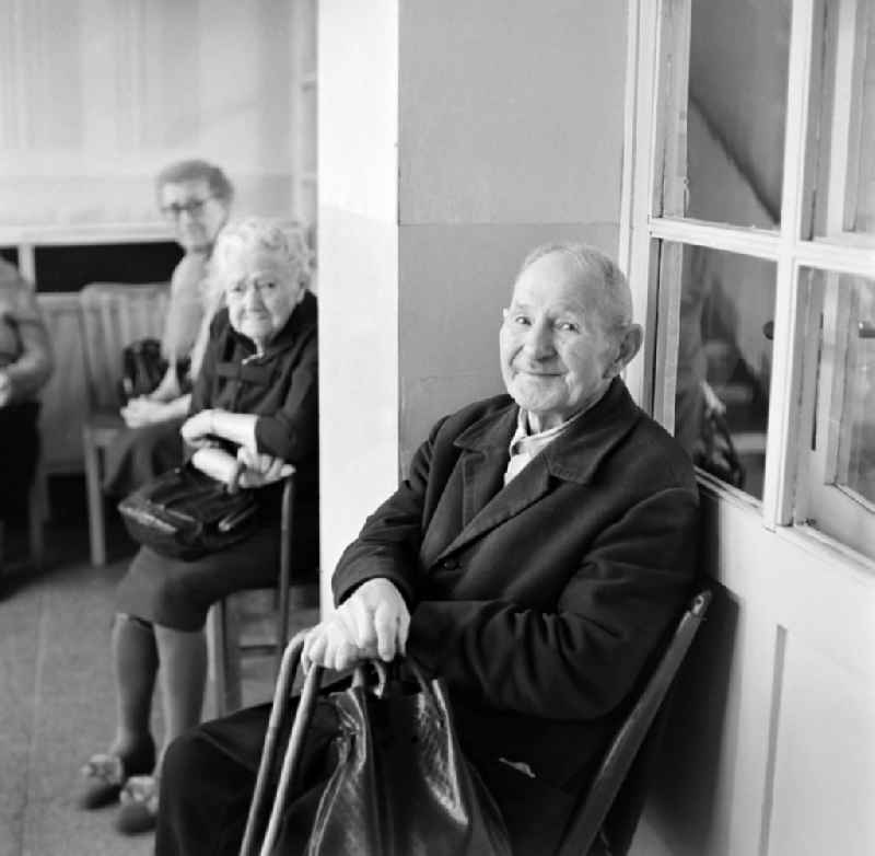 Photograph of senior citizens in the Andersen-Nexoe-Heim in Leipzig in the federal state of Saxony on the territory of the former GDR, German Democratic Republic