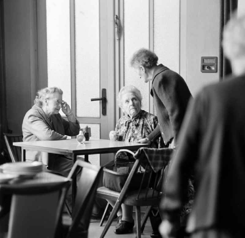 Photograph of senior citizens in the Andersen-Nexoe-Heim in Leipzig in the federal state of Saxony on the territory of the former GDR, German Democratic Republic
