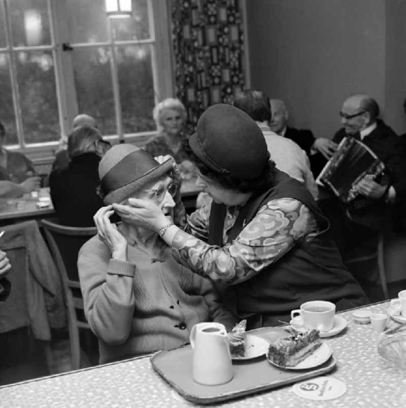 Senior citizens during a visit to a restaurant in Leipzig in the federal state of Saxony on the territory of the former GDR, German Democratic Republic