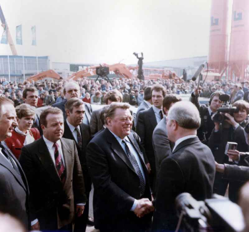 Reception for politicians and Prime Minister Franz Josef Strauss ( CSU ) in the presence of Alexander Schalck-Golodkowski and Minister Theo Waigel at the Leipzig Spring Fair in Leipzig in the state of Saxony in the area of ​​the former GDR, German Democratic Republic