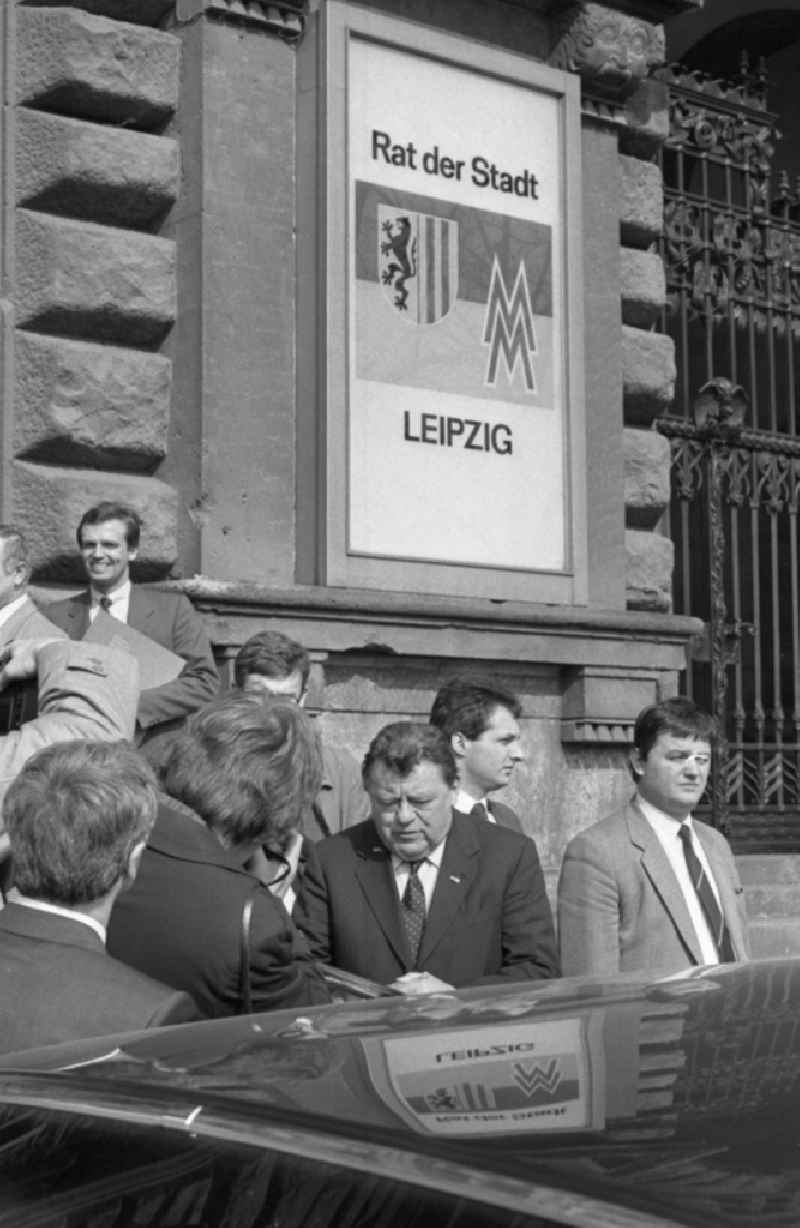 Reception for politicians CSU chairman Franz Josef Strauss in front of the town hall in the district of Mitte in Leipzig in the state of Saxony in the area of the former GDR, German Democratic Republic