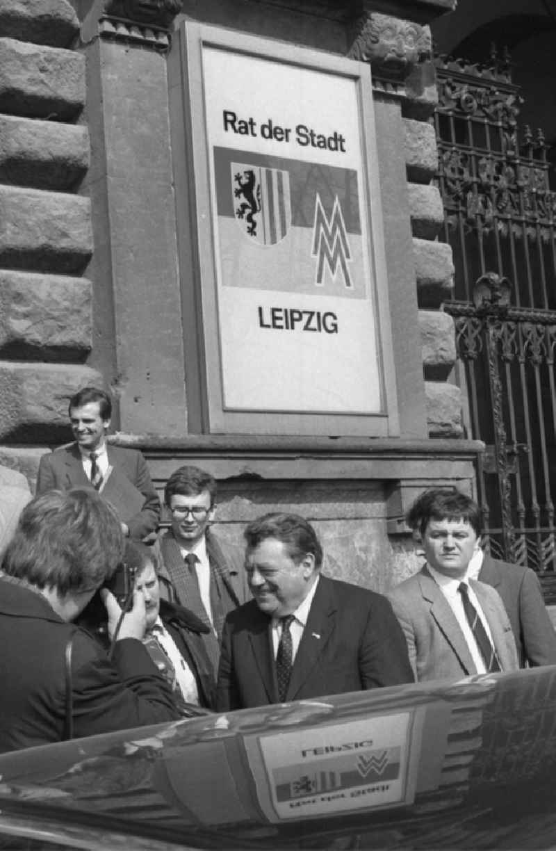 Reception for politicians CSU chairman Franz Josef Strauss in front of the town hall in the district of Mitte in Leipzig in the state of Saxony in the area of the former GDR, German Democratic Republic