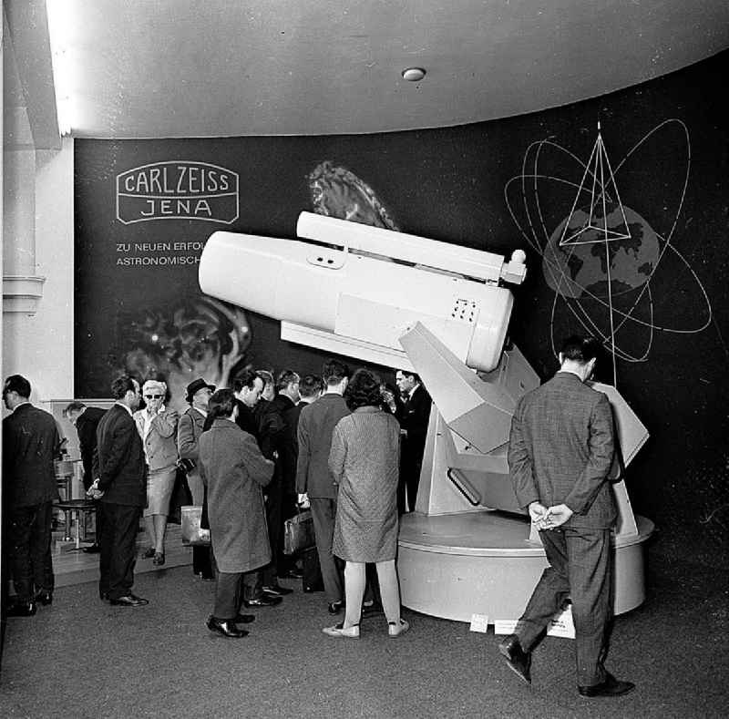 März 1967
Leipzig / Sachsen
Technische Messe
Stand des VEB Carl Zeiss Jena, Ausstellungsstück eine Automatische Kamera für Astrogeodäsie in Halle 15

Umschlagnr.: 4