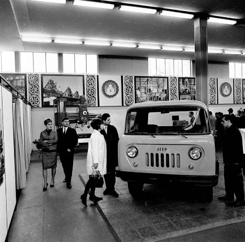 März 1967
Leipzig / Sachsen
Technische Messe
Stand aus Indien, vorn ein Jeep und dahinter eine Radialbohrmaschine

Umschlagnr.: 4