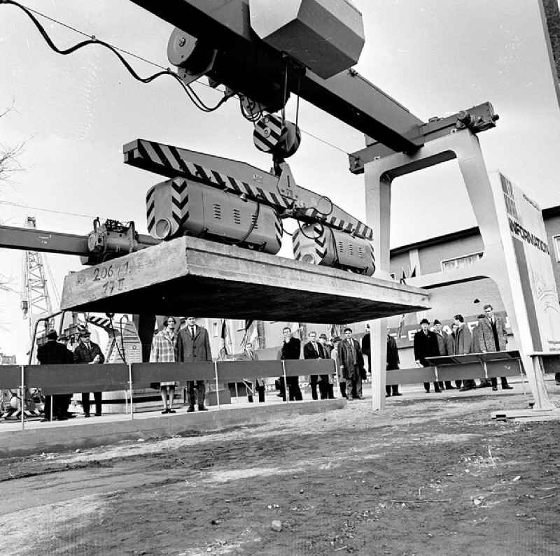 März 1967
Technische Messe in Leipzig (Sachsen)
Volkseigener Betrieb (VEB) Hemawerk, Luisenthal (Thüringen), Vakuum Lasthaft-Gerät Typ V5 (5 Tonnen)

Umschlagnr.: 11