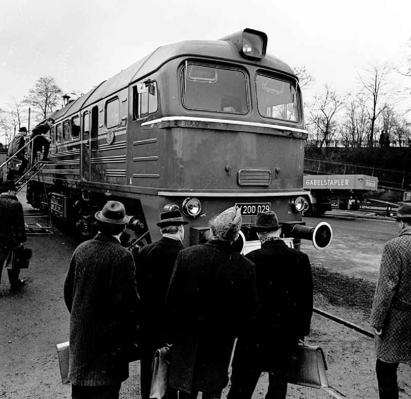 März 1967
Technische Messe in Leipzig (Sachsen)
Sowjetische Diesellok

Umschlagnr.: 12