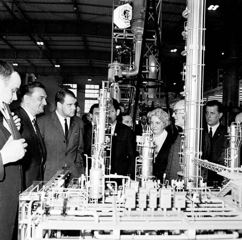 März 1967
Technische Messe in Leipzig (Sachsen)
Volkseigener Betrieb (VEB) Chemieanlagenbau- Modell einer Gastreunanlage für Leuna II

Umschlagnr.: 14