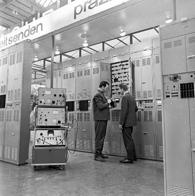 März 1967
Technische Messe in Leipzig (Sachsen)
Automatisches Fernsprechsystem des Volkseigenen Betriebs (VEB) Funkwerk Leipzig

Umschlagnr.: 14