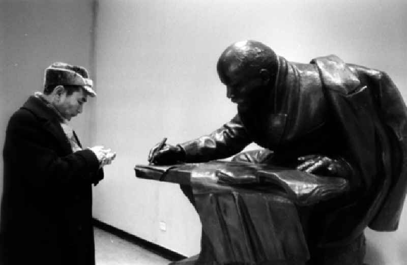 Die Skulptur aus Bronze 'Lenin schreibt' in Lenin-Museum in Leningrad (
