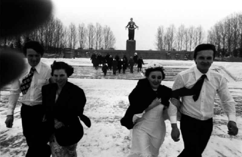 Der Piskarowskoje-Friedhof ist ein Gedenkfriedhof für die Opfer der Blockade Leningrads durch deutsche Truppen während des 2. Weltkrieges. 1960 wurde dieser Friedhof der Öffentlichkeit übergeben. Er gehört zu insgesamt fünf Gedenkfriedhöfen in Leningrad. Während der Blockade starben mehr als 640.000 Menschen den Hungertod, davon sind ungefähr 400.00