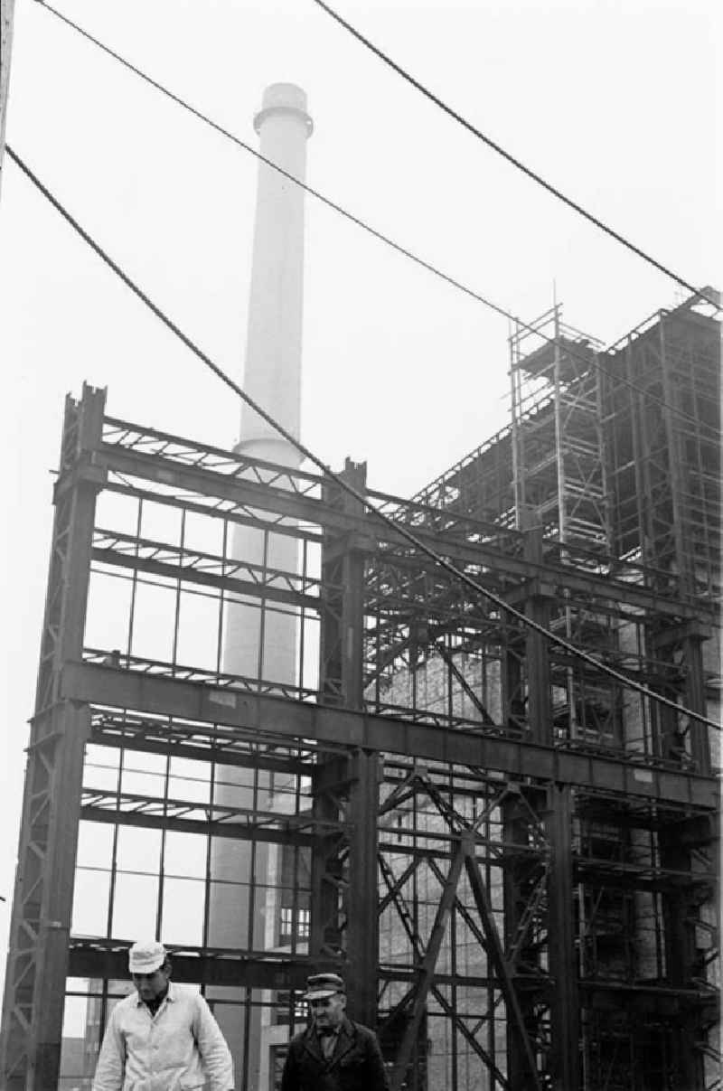 Arbeiter vor der Baustelle Leuna-Werk II vom Kombinat VEB Leuna-Werke 'Walter Ulbricht'.