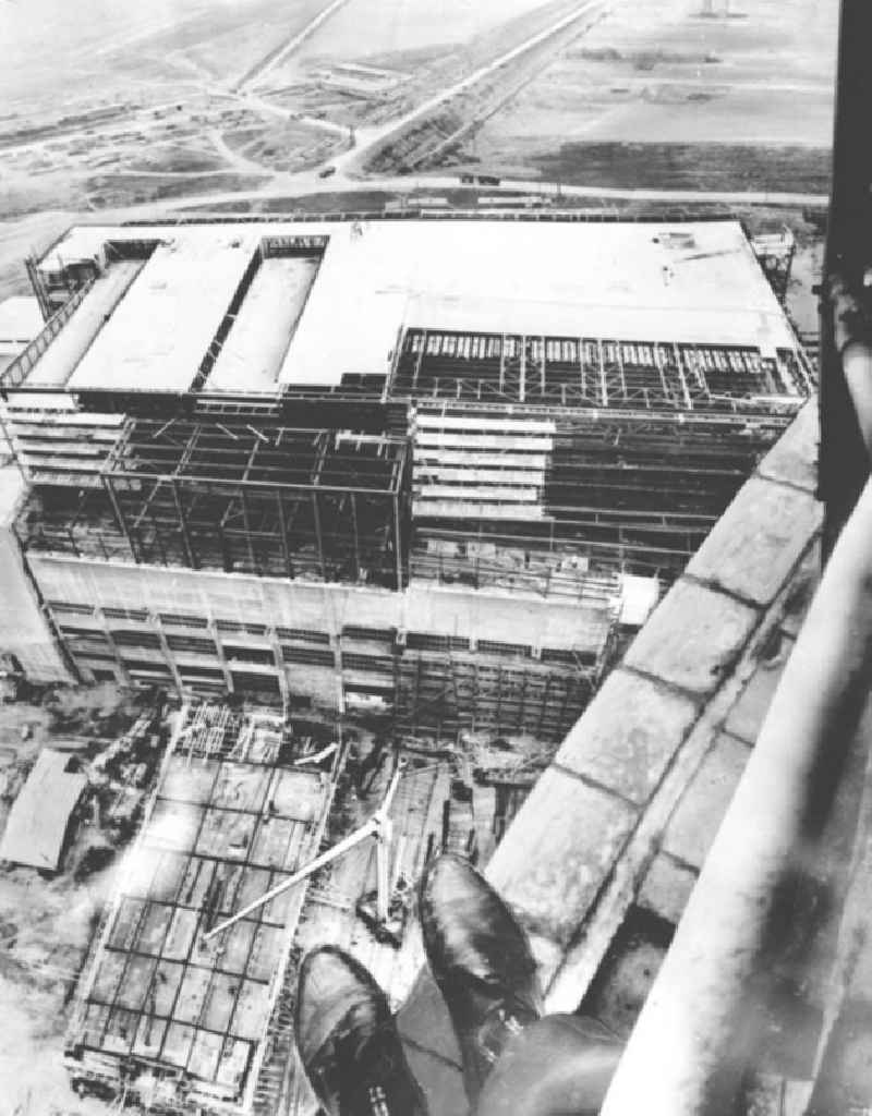 Blick von oben auf die Baustelle Leuna-Werk II vom Kombinat VEB Leuna-Werke 'Walter Ulbricht'.