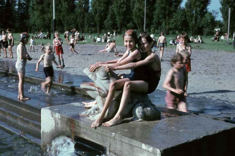 Kinder haben Spass im Schwimmbecken im Waldbad Leuna. Children have fun in the pool in the open-air bath 'Waldbad Leuna' .