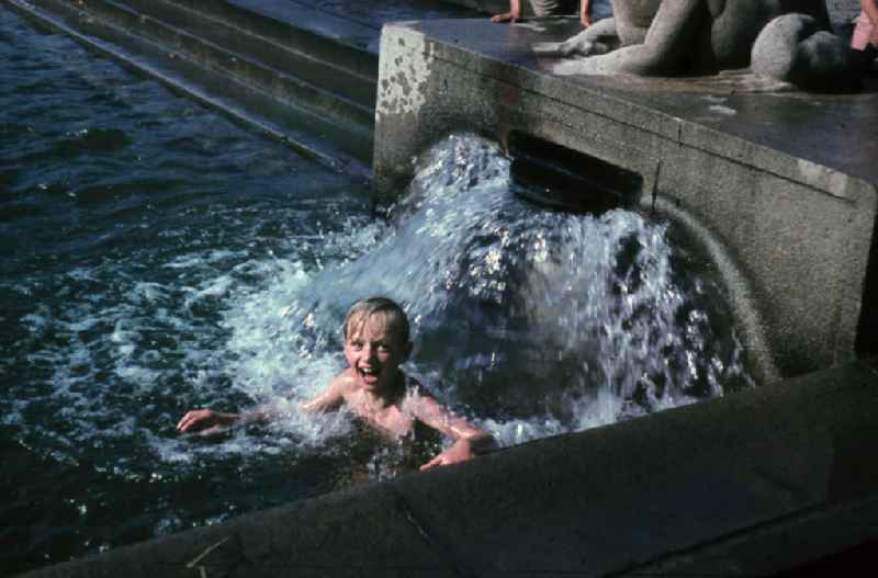 Kinder haben Spass im Schwimmbecken im Waldbad Leuna. Children have fun in the pool in the open-air bath 'Waldbad Leuna' .