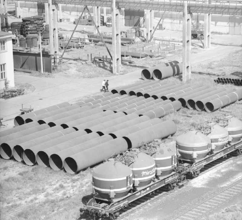 Technical equipment and means of production of VEB Leuna-Werke Walter Ulbricht in Leuna in the state of Saxony-Anhalt in the area of the former GDR, German Democratic Republic. Here the complex of Leuna II