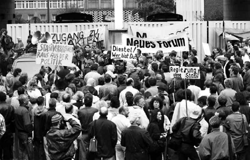 Demo in der Normannenstraße.(Lichtenberg / Berlin), ehemaliges Stasi-Gebäude
5.09.199