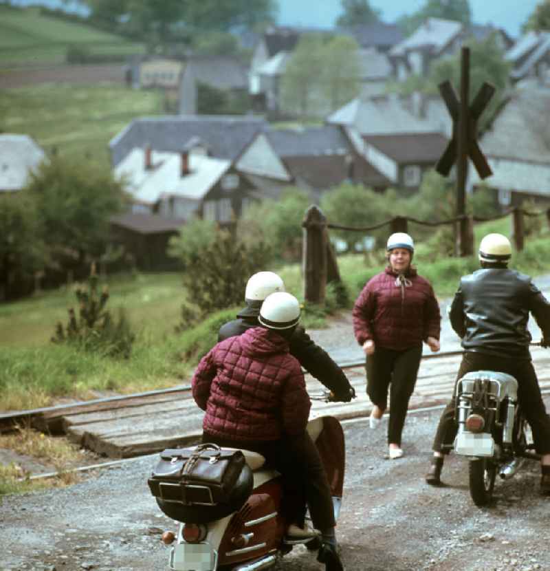 Motorräder am Bahnübergang bei Lichtenhain an der Bergbahn nahe Oberweißbach im Thüringer Wald. Der Thüringer Wald mit seinen Wander- und Erholungsmöglichkeiten war ein beliebtes Urlaubsziel in der DDR.