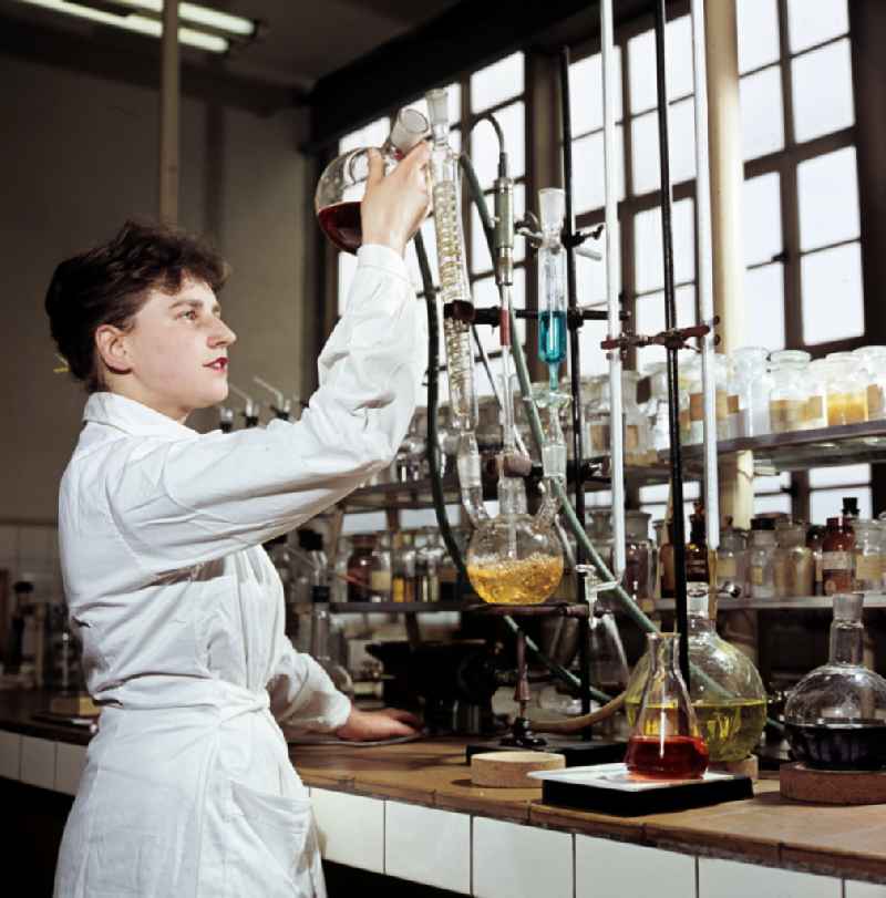 Laboratory employee in the laboratory at VEB Stickstoffwerk Piesteritz in Lutherstadt Wittenberg, Saxony-Anhalt in the territory of the former GDR, German Democratic Republic