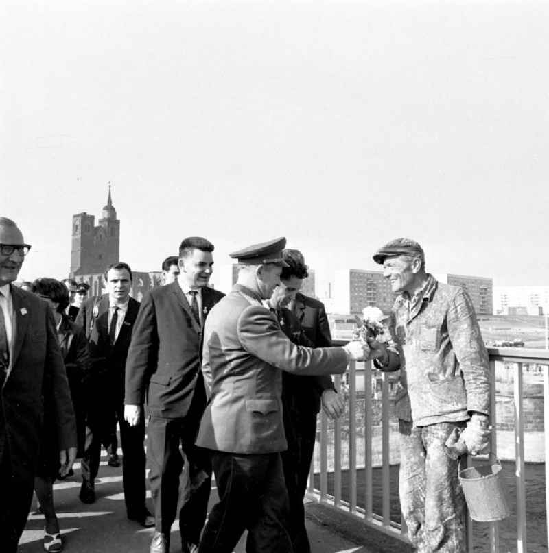 Kosmonaut Alexej Leonow (*30.05.1934) auf der Neuen Strombrücke anlässlich einer Rundreise durch die DDR. Leonow überreicht einen Bauarbeiter / Arbeiter Blumen, Beteiligte stehen daneben. Leonow war der erste Mensch im freien Weltraum / Weltweit erstes Außenbordmanöver im Erdorbit (12 Minuten) am 18.
