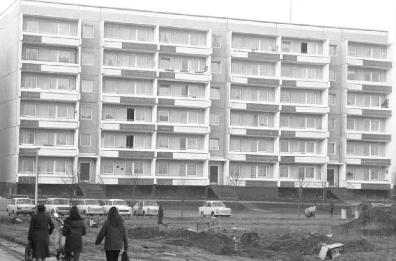 Neubauten / Plattenbauten in der Straße des X. Parteitages (Heute: Johannes-Göderitz-Straße) im Stadtteil Neu Olvenstedt. 1. Bauabschnitt im Rahmen eines sozialistischen Wohnbauprojektes von 1981-1990, bei dem für 45.00