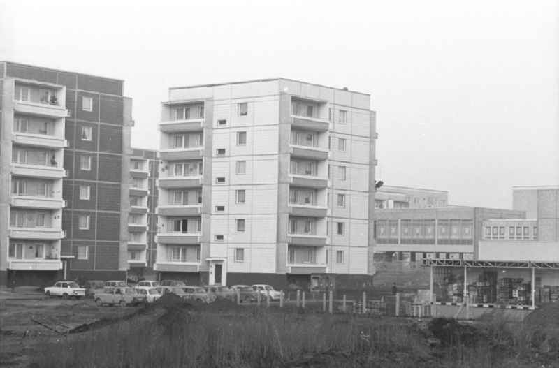 Neubauten / Plattenbauten in der Straße des X. Parteitages (Heute: Johannes-Göderitz-Straße) im Stadtteil Neu Olvenstedt. 1. Bauabschnitt im Rahmen eines sozialistischen Wohnbauprojektes von 1981-1990, bei dem für 45.00