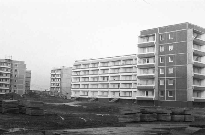 Neubauten / Plattenbauten in der Hans-Grade-Straße im Stadtteil Neu Olvenstedt. 1. Bauabschnitt im Rahmen eines sozialistischen Wohnbauprojektes von 1981-1990, bei dem für 45.00