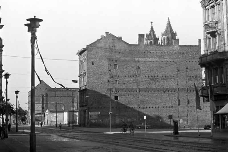 Blick auf Altbauten in Magdeburg. Im Hintergrund die Turmspitzen des Magdeburger Doms. Magdeburg war durch die Bombenangriffe im Zweiten Weltkrieg weitgehend zerstört und in den 5