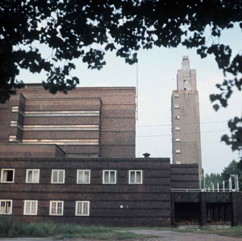 Blick auf die Stadthalle (l) und den Aussichtsturm im Rotehornpark in Magdeburg. Der 6
