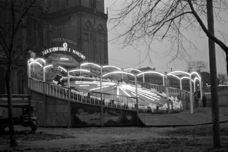 The Magdeburg Spring Fair, a three-week frenzy early spring, takes place annually at the Exhibition Place 'Max Wille' at the Small Town march right on the banks of the Elbe. Here the ride 'rocket ride to the moon,' a Schlickerbahn or sleigh ride called the showman family Seiferth