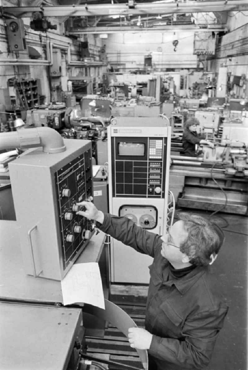 Production process for the manufacture of machine parts in a youth research collective in the SKET heavy machine construction combine 'Ernst Thaelmann' in Magdeburg in the state of Saxony-Anhalt in the area of the former GDR, German Democratic Republic