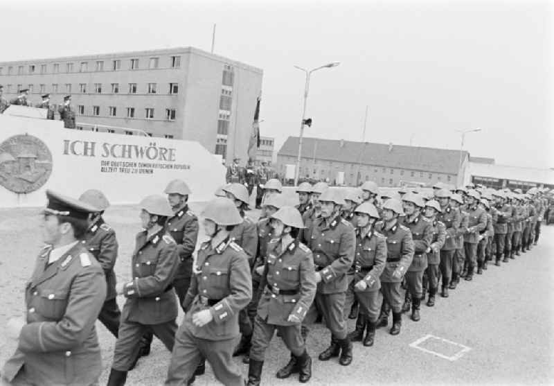 Parade formation and march of soldiers and officers of the motorized rifle regiment MSR-7 'Max Roscher' on the occasion of the farewell of reservists on the parade ground of the barracks in Marienberg, Saxony in the territory of the former GDR, German Democratic Republic