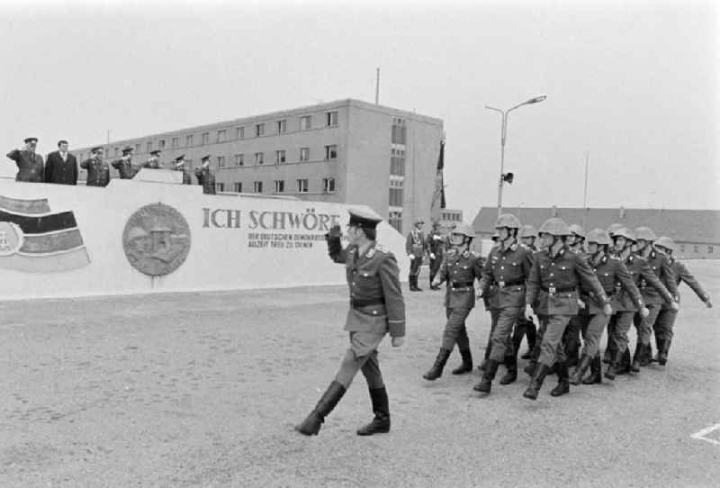 Parade formation and march of soldiers and officers of the motorized rifle regiment MSR-7 'Max Roscher' on the occasion of the farewell of reservists on the parade ground of the barracks in Marienberg, Saxony in the territory of the former GDR, German Democratic Republic