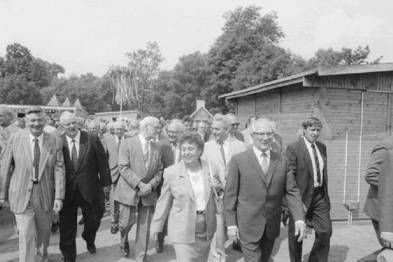 Erich Honecker (1912 - 1994) at the opening of the agricultural exhibition 'AGRA 89' in Markkleeberg in Saxony in the area of the former GDR, German Democratic Republic