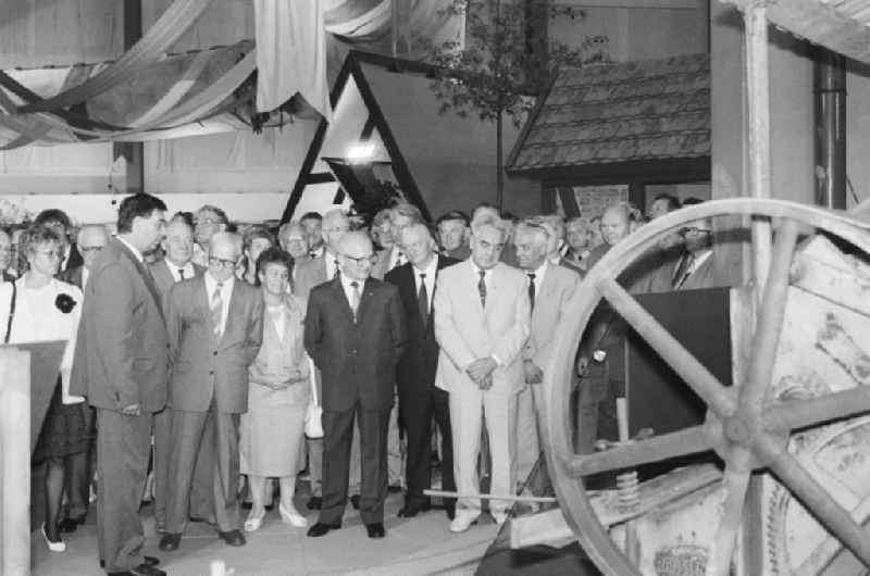 Erich Honecker (1912 - 1994) at the opening of the agricultural exhibition 'AGRA 89' in Markkleeberg in Saxony in the area of the former GDR, German Democratic Republic