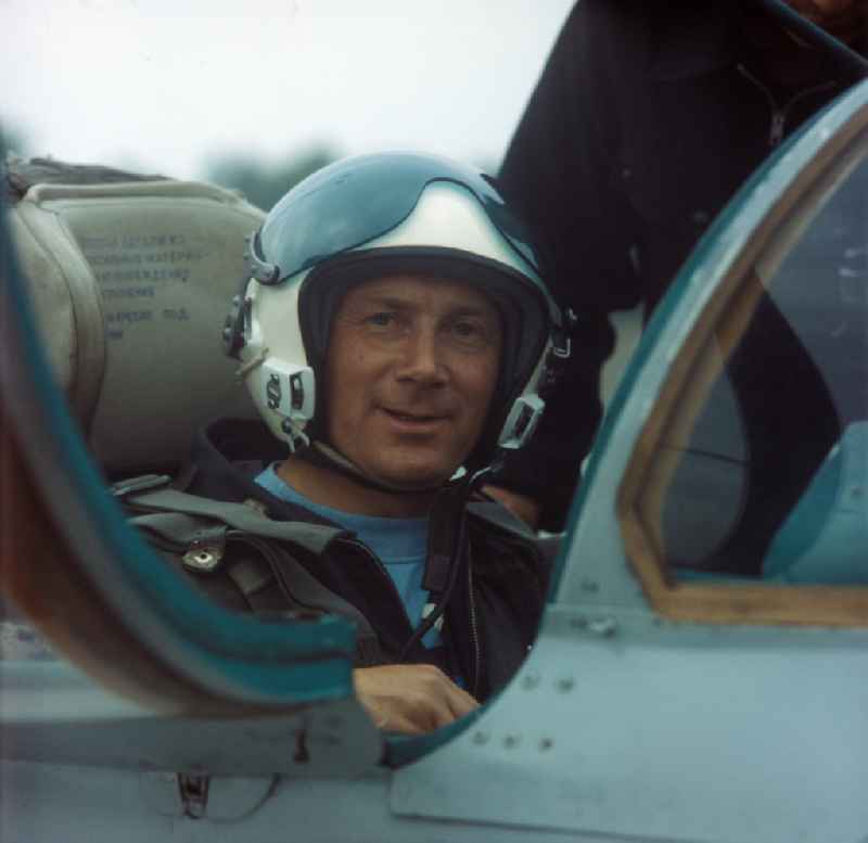 Colonel Sigmund Jaehn, the first German cosmonaut in space, after a flight with a MiG 21F-13 on the airfield of the LSK / LV Air Force / Air Defense of the NVA National People's Army in Marxwalde, now Neuhardenberg in the GDR German Democratic Republic