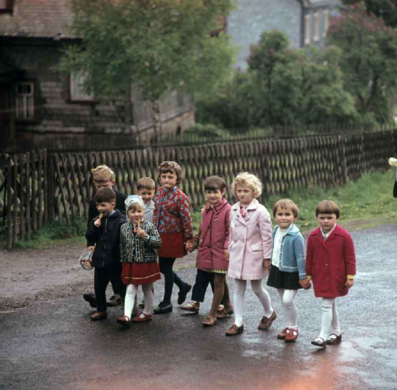 Kinder gehen in Masserberg im Thüringer Wald spazieren, zum Pfingstfest tragen sie festliche Kleidung. Der Thüringer Wald mit seinen Wander- und Erholungsmöglichkeiten war ein beliebtes Ausflugs- und Urlaubsziel in der DDR.