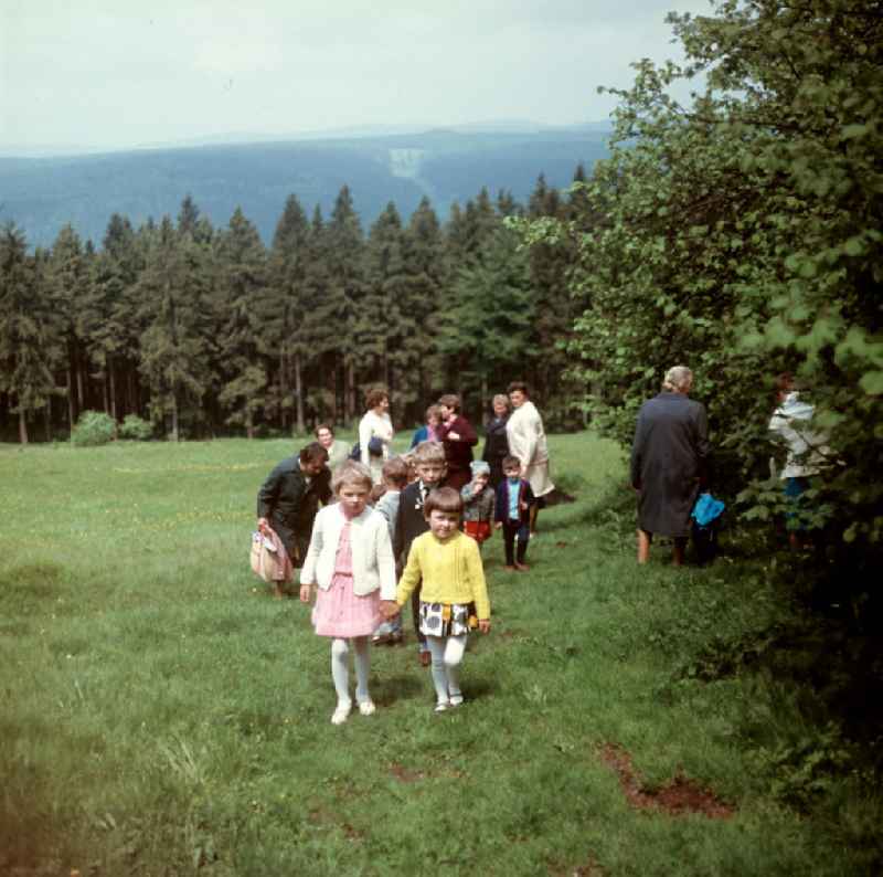 Kinder und Frauen gehen im Thüringer Wald bei Masserberg spazieren, zum Pfingstfest tragen sie festliche Kleidung. Der Thüringer Wald mit seinen Wander- und Erholungsmöglichkeiten war ein beliebtes Ausflugs- und Urlaubsziel in der DDR.