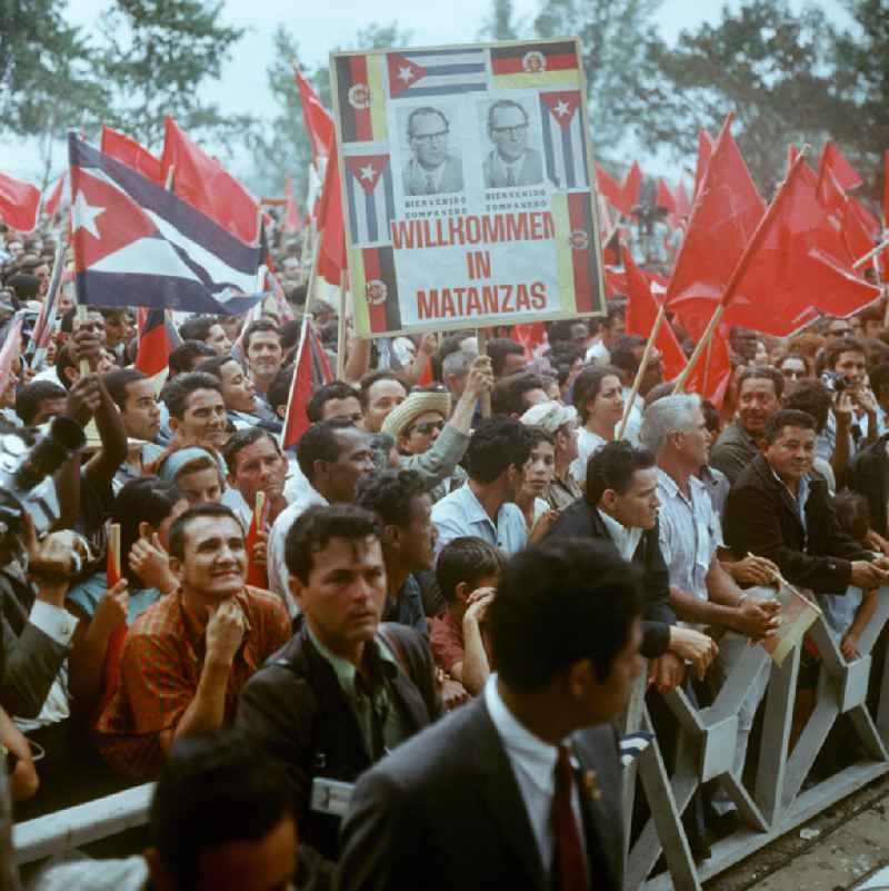 Mit großem Jubel, DDR- und Roten Fahnen sowie Willkommens-Plakaten wird in der kubanischen Bevölkerung die Ankunft des Staats- und Parteivorsitzenden der DDR, Erich Honecker, in Matanzas gefeiert. Honecker stattete vom 2