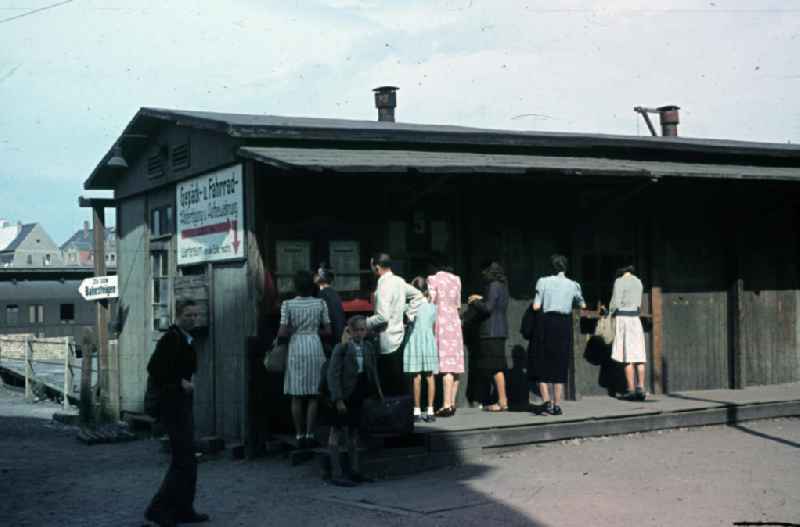 Fahrgäste stehen am Fahrkartenschalter vom Bahnhof-Merseburg. Passengers at the ticket counter from the station Merseburg