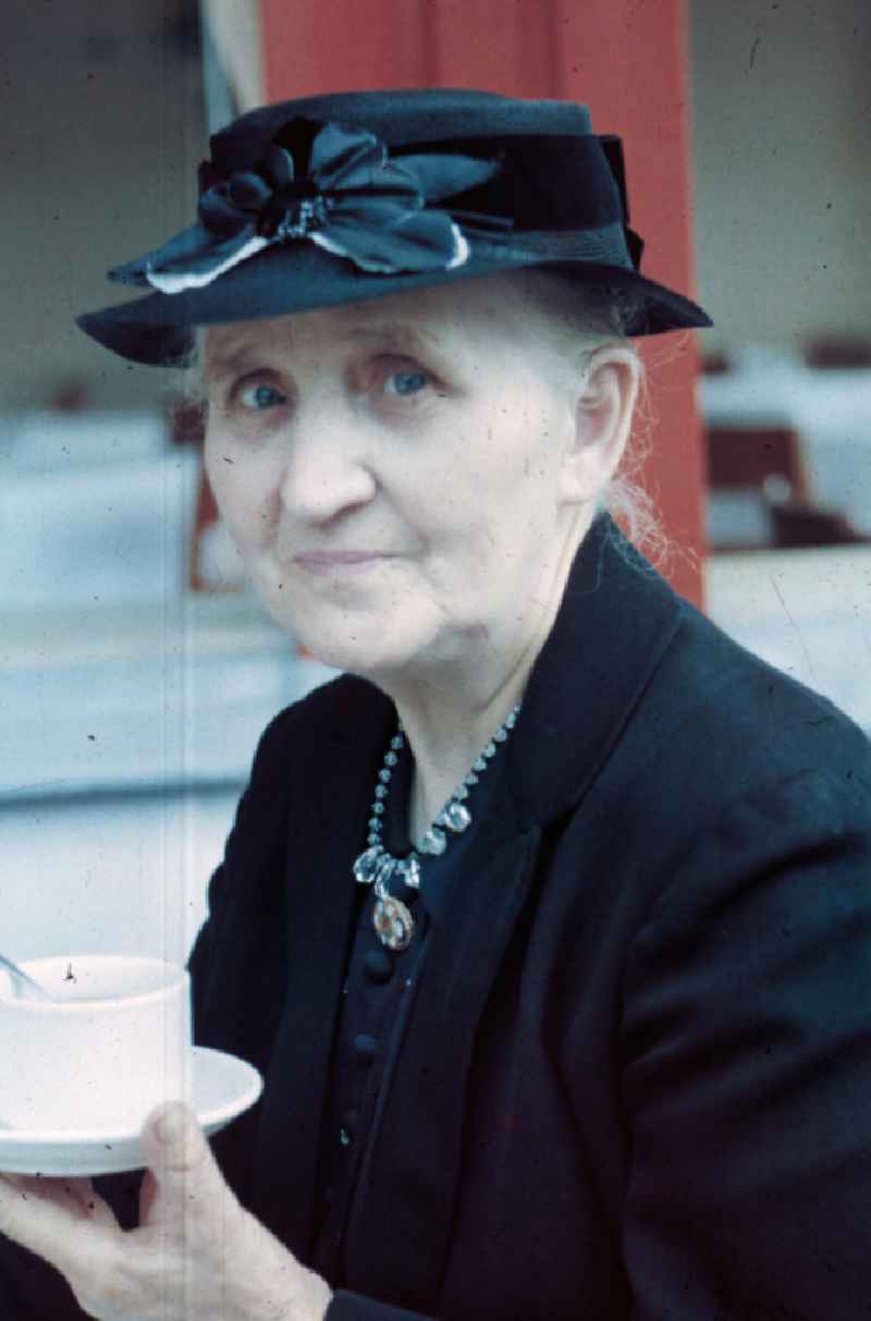 Porträt-Aufnahme: Frau / Oma / Großmutter mit Hut in Merseburg. Portrait photo of a woman with a hat.