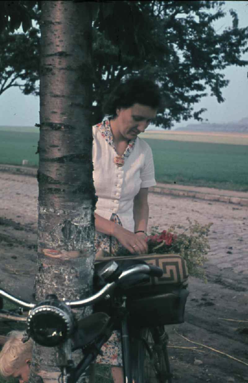 Fahrradtour bei Merseburg, Frau während einer Pause. Bicycle Tour in Merseburg, woman during a break.