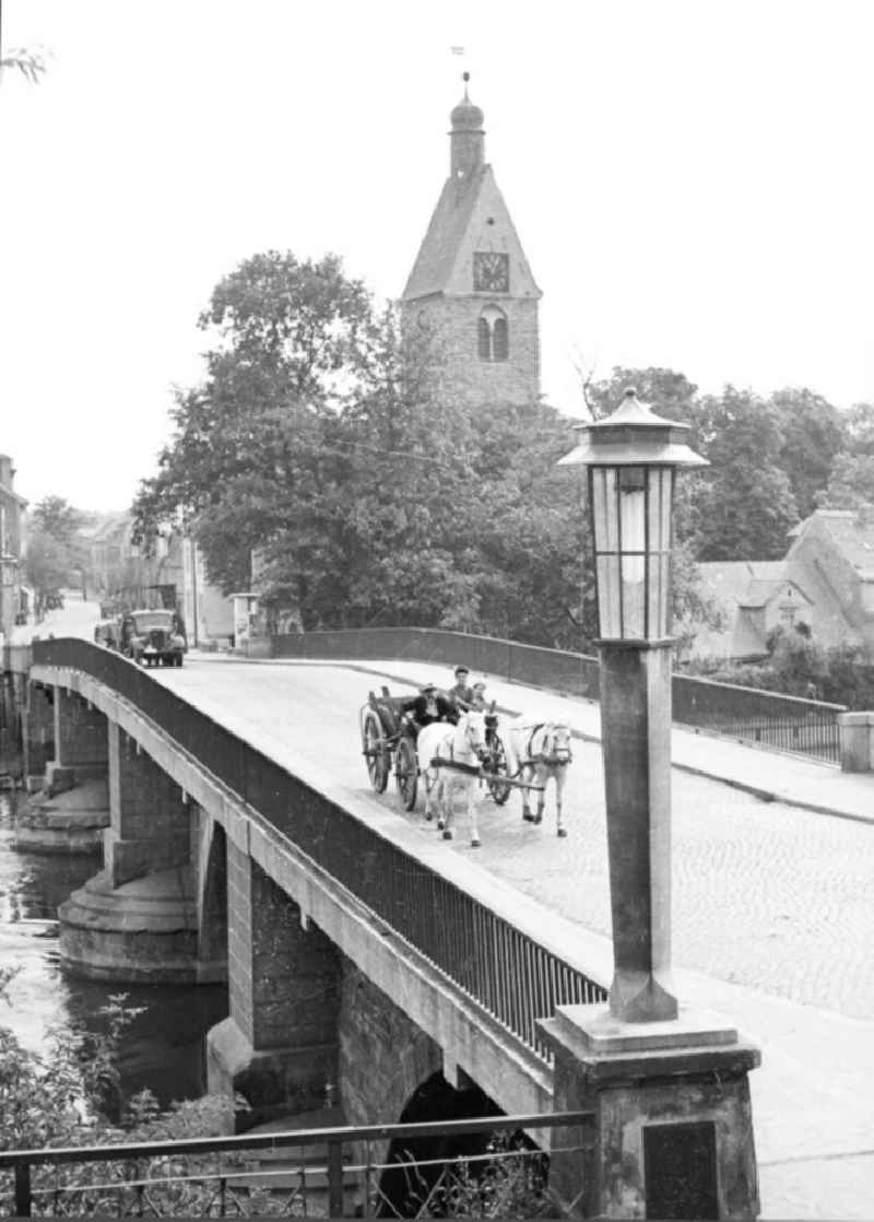 Saalebrücke mit einer Pferdekutsche, im Hintergrund die Kirche / Neumarktkirche St. Thomae. Die Neumarktkirche ist eine Sehenswürdigkeit auf der Straße der Romanik. Bestmögliche Qualität nach Vorlage!