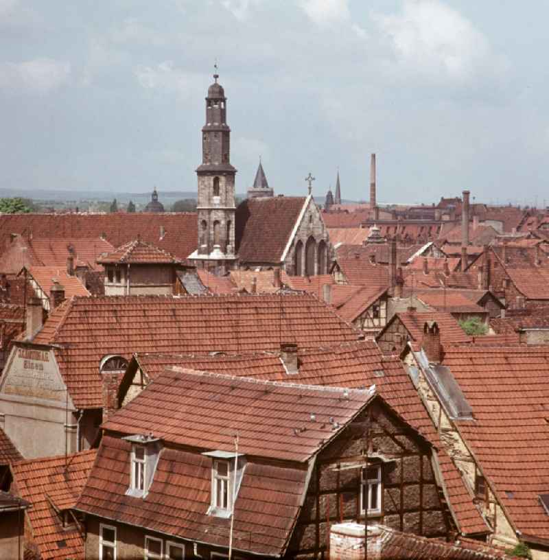 Blick über die Dächer der historischen Altstadt von Mühlhausen auf den Turm der Allerheiligenkirche.