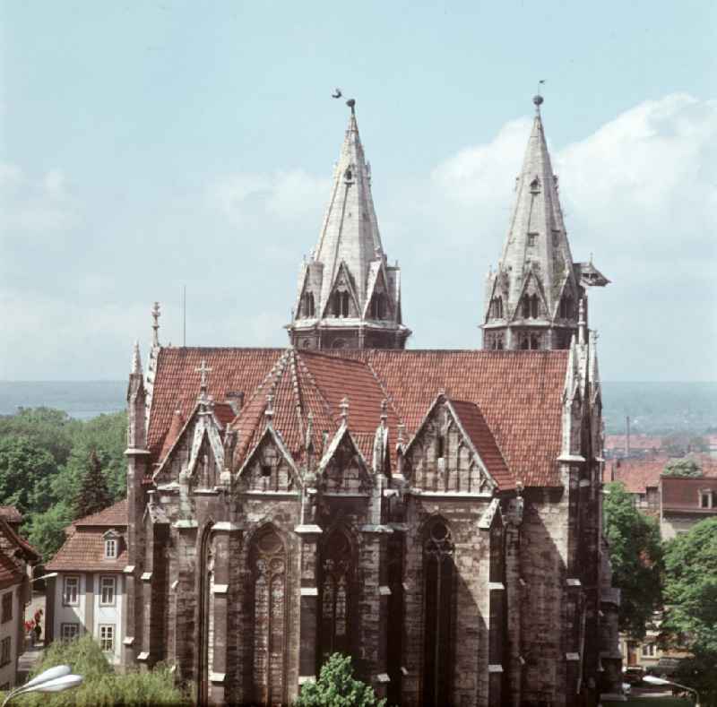 Blick über die Dächer der historischen Altstadt von Mühlhausen auf den Turm der Marienkirche.