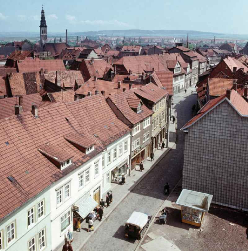 Blick über die Dächer der historischen Altstadt von Mühlhausen auf den Turm der Allerheiligenkirche.