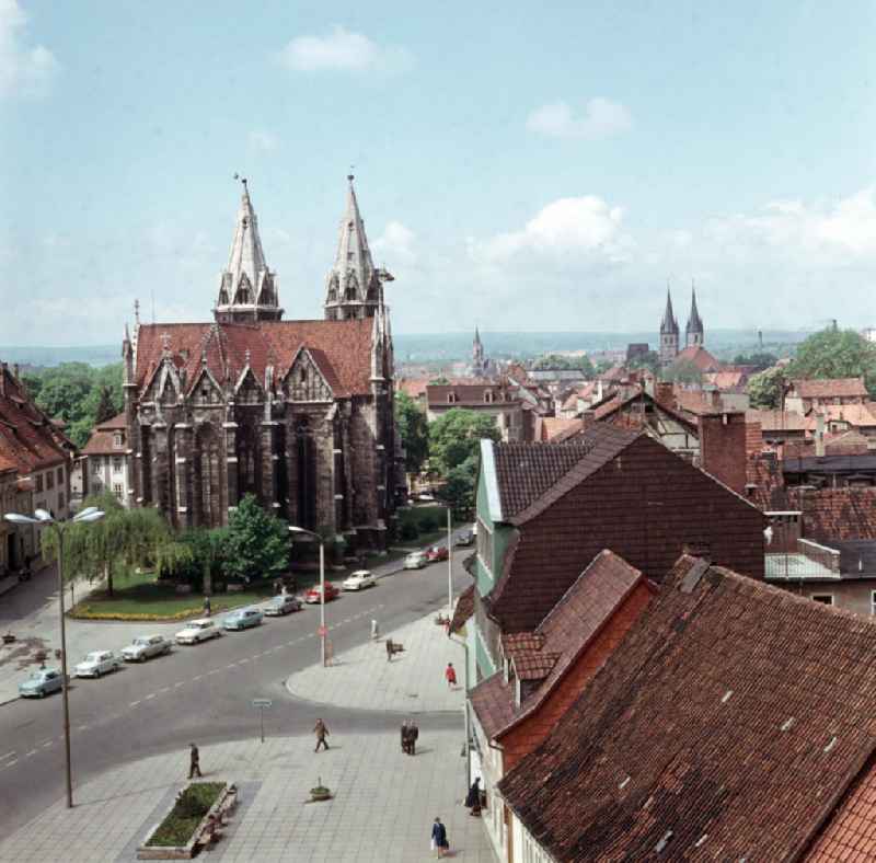 Blick auf die Divi-Blasi-Kirche am Untermarkt in Mühlhausen, im Hintergrund die Türme der Jakobikirche.