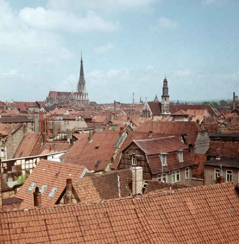 Blick über die Dächer der historischen Altstadt von Mühlhausen auf die Türme der Marienkirche (l) und der Allerheiligenkirche.