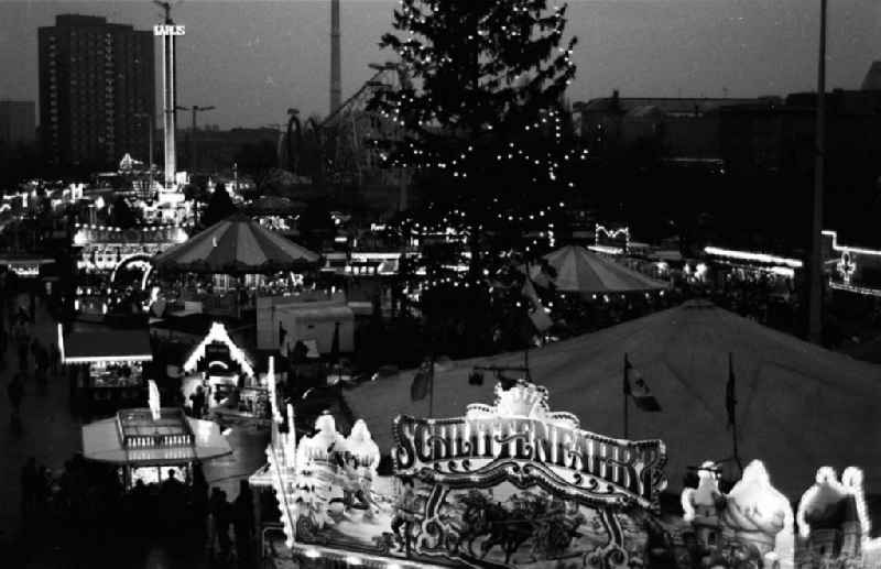 Weihnachtsmarkt am Alexanderplatz in Berlin
3.12.1990
Winkler
Umschlag Nr. :15